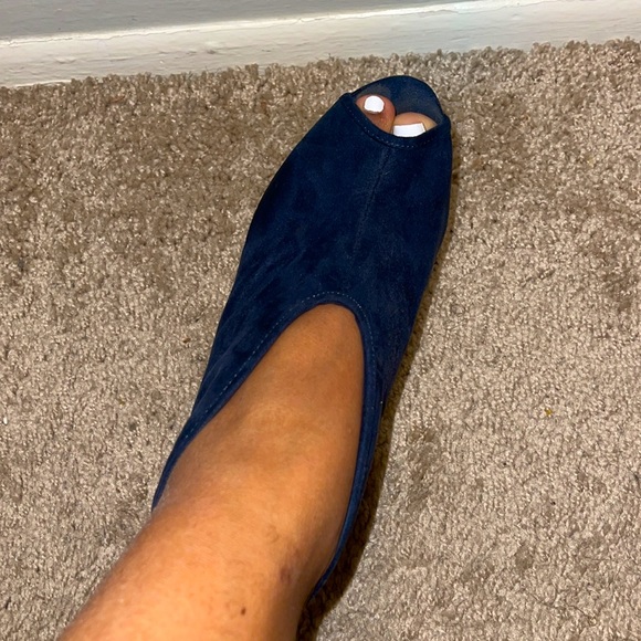 Navy blue heel! Unique style! Size 6 1/2 - Picture 2 of 7